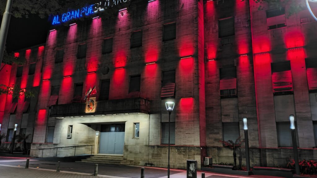 El Palacio Municipal se tiñó de rojo para concientizar sobre la erradicación de la polio