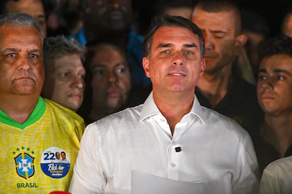 Flávio Bolsonaro salió de la Argentina en un vuelo privado hacia Ecuador pese a tener prohibición de dejar Brasil